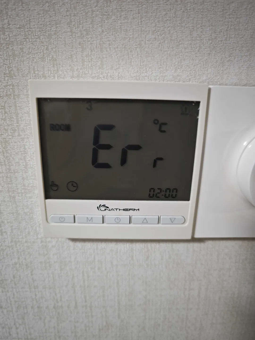 发生故障的原地暖温控面板